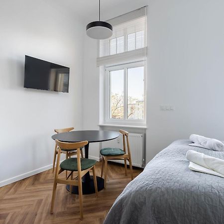 Przytulne I Komfortowe Studia Very Berry W Poznaniu By Noclegi Renters Zewnętrze zdjęcie